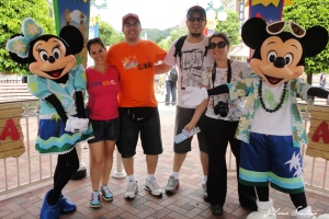 Minnie, Fernanda, Guilherme, Breno, Eu e o Mickey na entrada do parque.